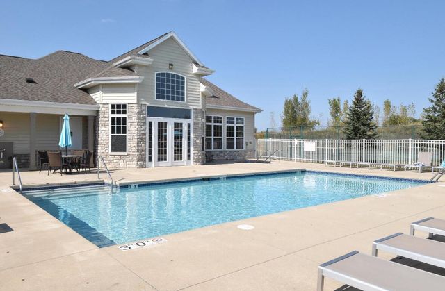 N16W26500 Meadowgrass CIRCLE #C, Pewaukee, WI 53072