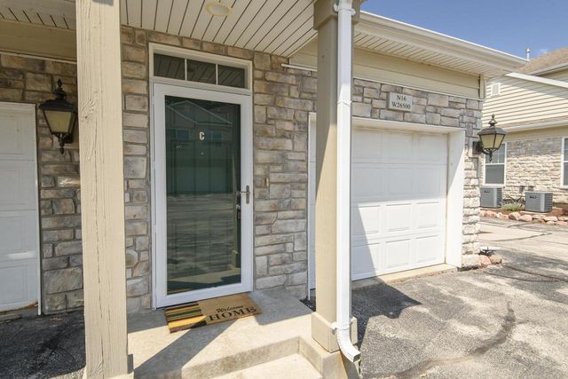 N16W26500 Meadowgrass CIRCLE #C, Pewaukee, WI 53072