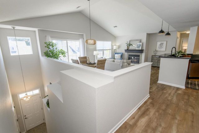 N16W26500 Meadowgrass CIRCLE #C, Pewaukee, WI 53072
