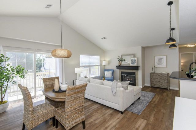 N16W26500 Meadowgrass CIRCLE #C, Pewaukee, WI 53072