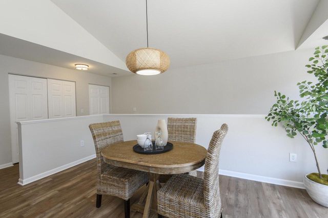 N16W26500 Meadowgrass CIRCLE #C, Pewaukee, WI 53072