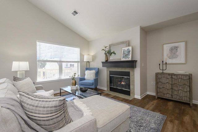 N16W26500 Meadowgrass CIRCLE #C, Pewaukee, WI 53072