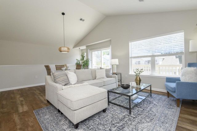 N16W26500 Meadowgrass CIRCLE #C, Pewaukee, WI 53072