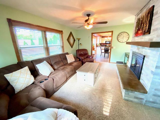 13820 W Thomas DRIVE, New Berlin, WI 53151