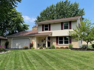 13820 W Thomas DRIVE, New Berlin, WI 53151