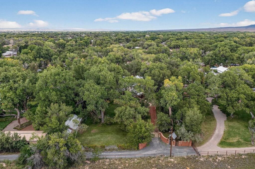 Image 11 of property listing at 160 Andrews Lane, Corrales, NM 87048