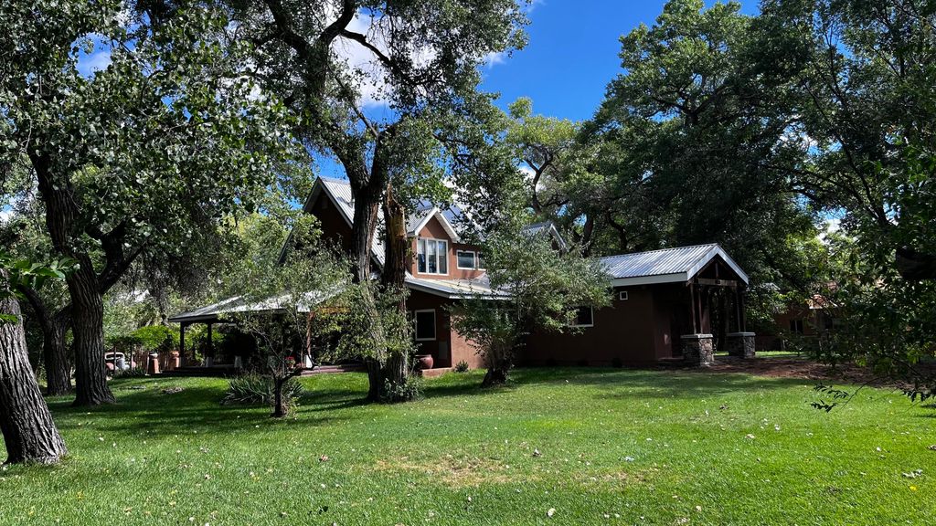 Image 12 of property listing at 160 Andrews Lane, Corrales, NM 87048