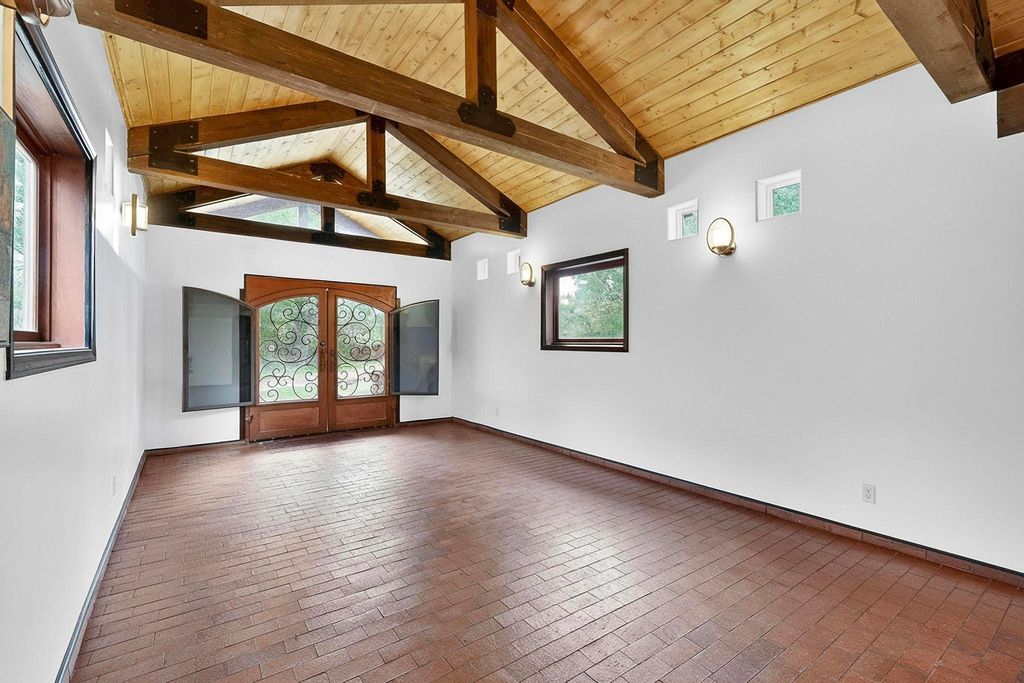 Image 13 of property listing at 160 Andrews Lane, Corrales, NM 87048