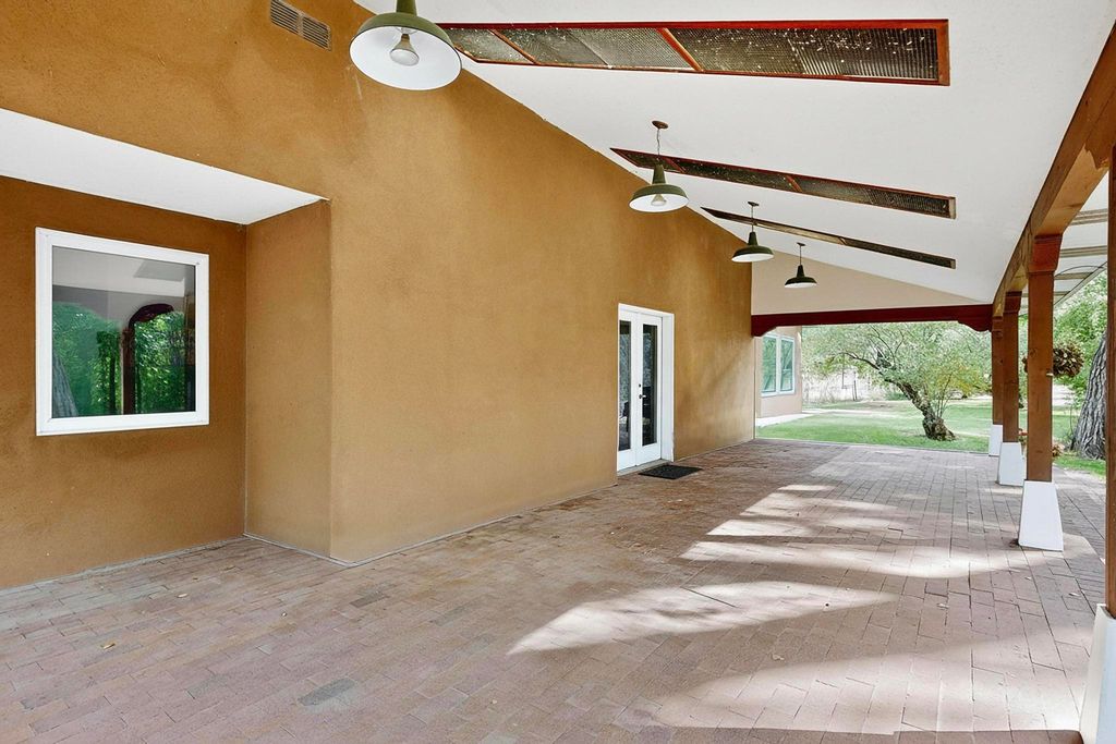Image 34 of property listing at 160 Andrews Lane, Corrales, NM 87048