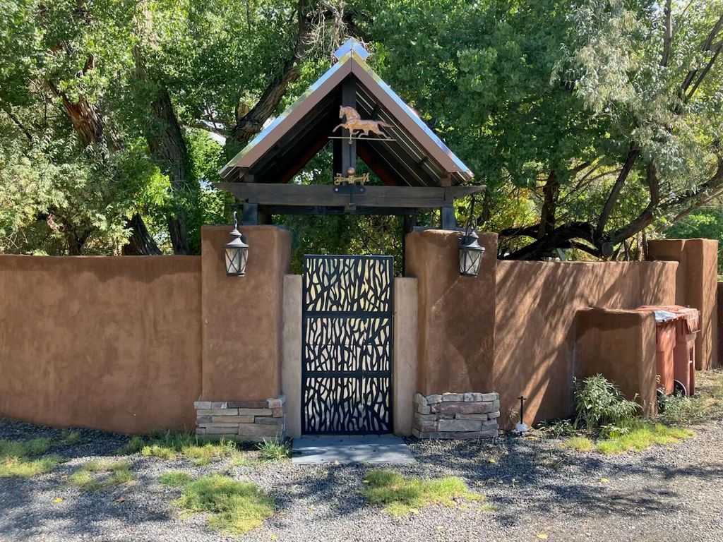 Image 4 of property listing at 160 Andrews Lane, Corrales, NM 87048