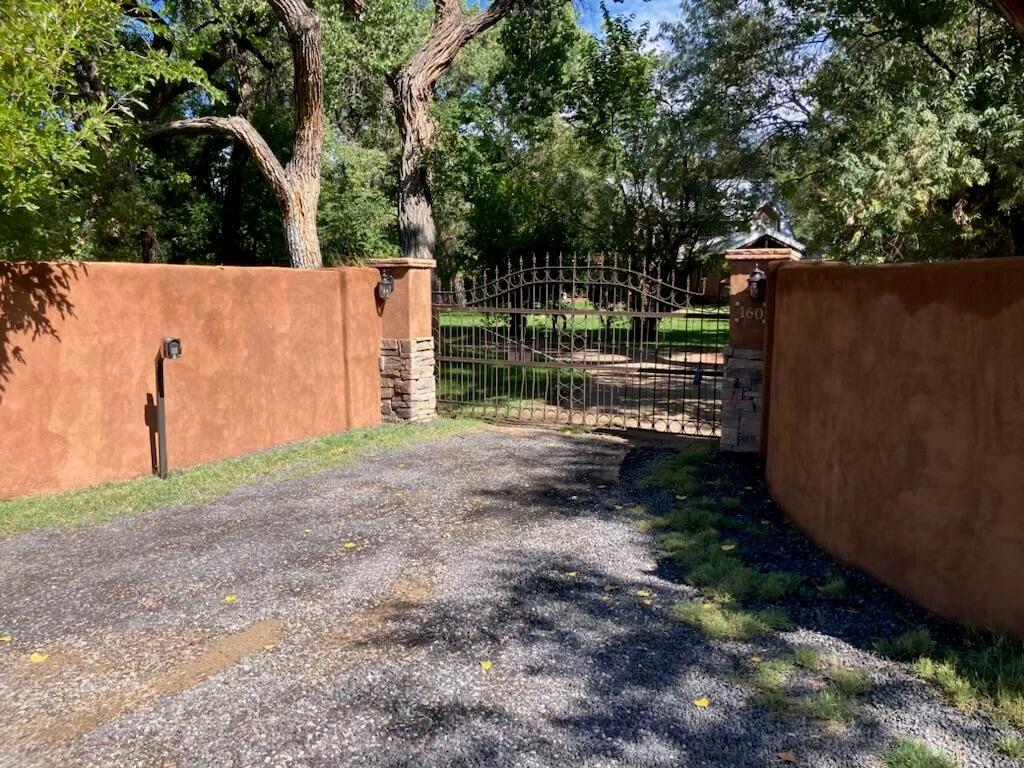 Image 5 of property listing at 160 Andrews Lane, Corrales, NM 87048