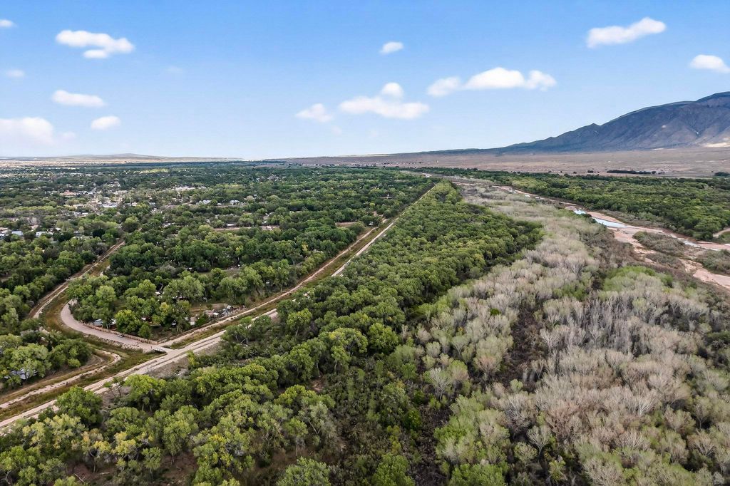 Image 7 of property listing at 160 Andrews Lane, Corrales, NM 87048