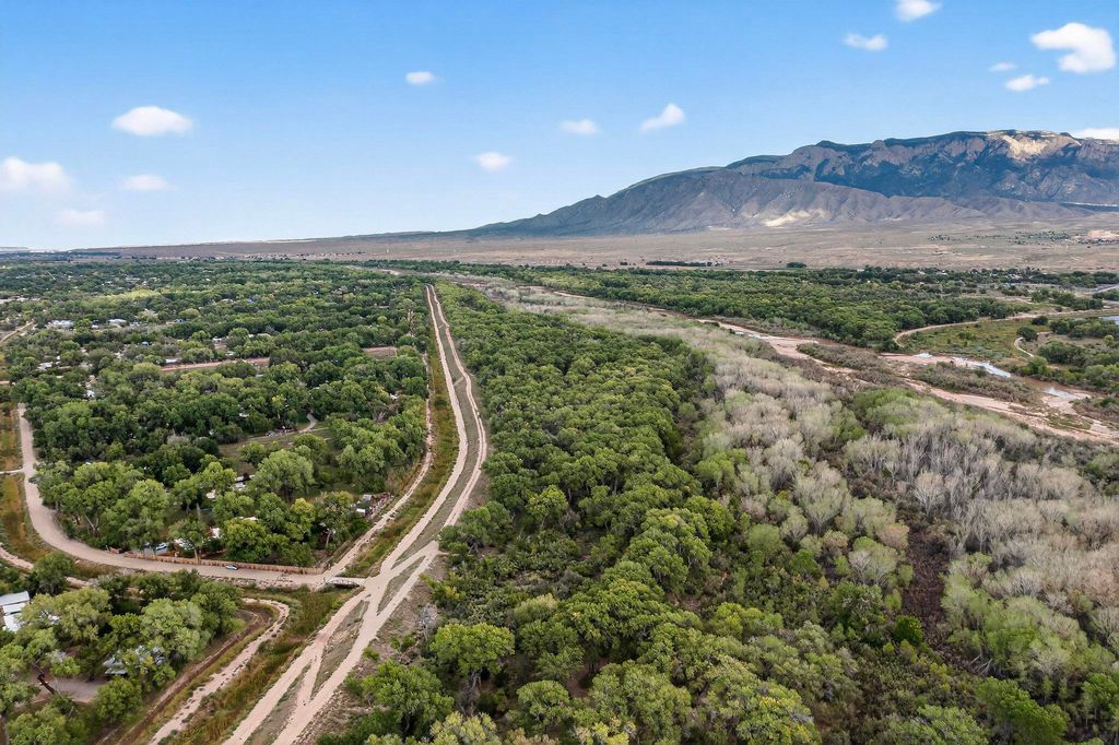 Image 8 of property listing at 160 Andrews Lane, Corrales, NM 87048