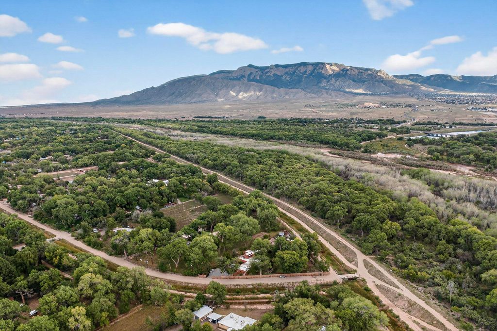 Image 9 of property listing at 160 Andrews Lane, Corrales, NM 87048