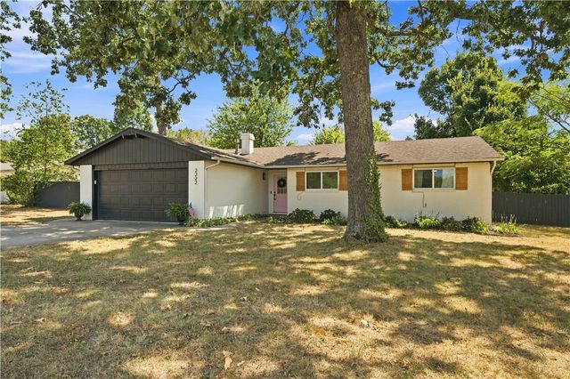 2222 W Perry Road, Rogers, AR 72758