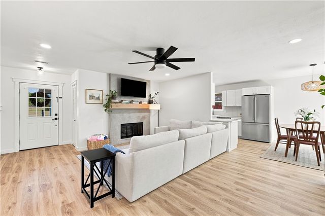 2222 W Perry Road, Rogers, AR 72758