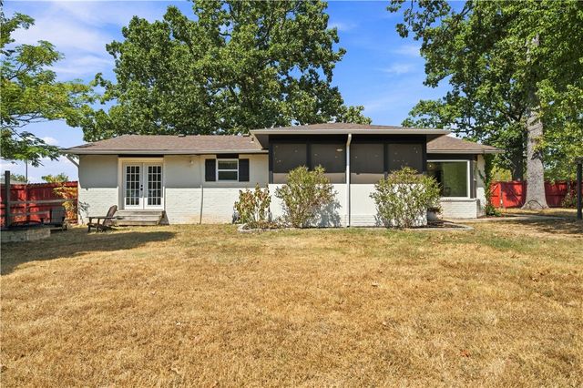2222 W Perry Road, Rogers, AR 72758