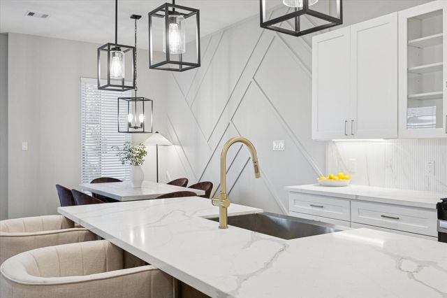 719 Thornton Road E, Houston, TX 77018