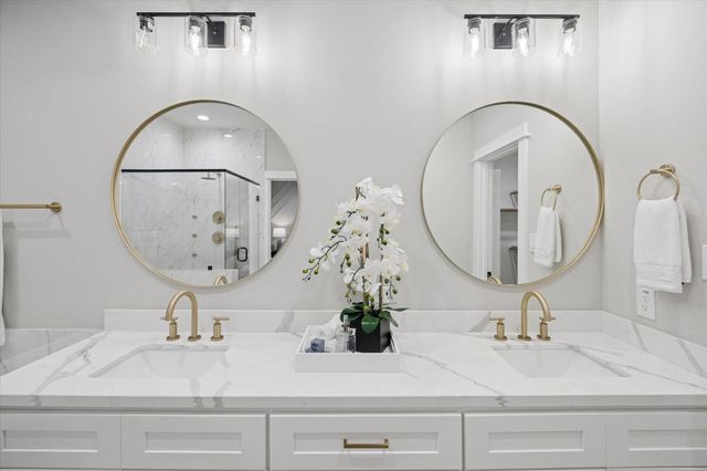 719 Thornton Road E, Houston, TX 77018