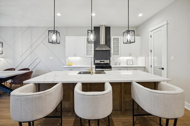 719 Thornton Road E, Houston, TX 77018