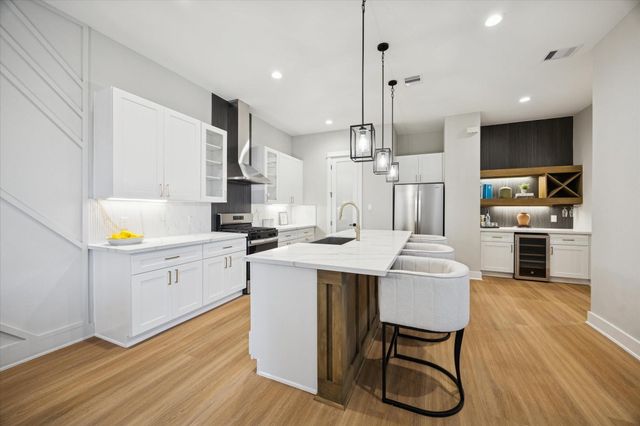 719 Thornton Road E, Houston, TX 77018