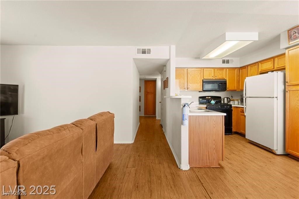 Image 8 of property listing at 3152 Tarpon Drive 203, Las Vegas, NV 89120