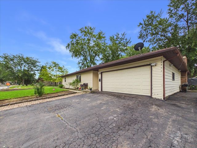 121 Fairway Road, Carpentersville, IL 60110