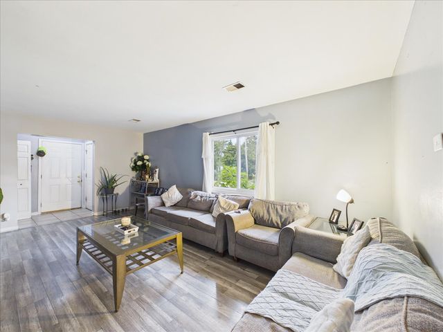 121 Fairway Road, Carpentersville, IL 60110