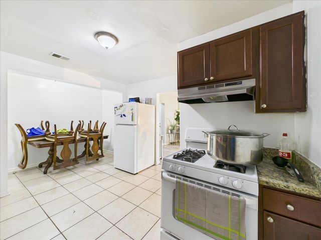 121 Fairway Road, Carpentersville, IL 60110