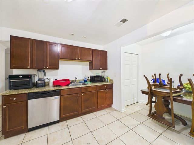 121 Fairway Road, Carpentersville, IL 60110