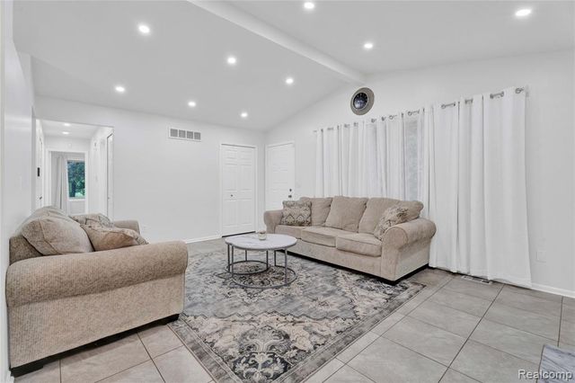 44472 Virginia Court, Clinton Township, MI 48038