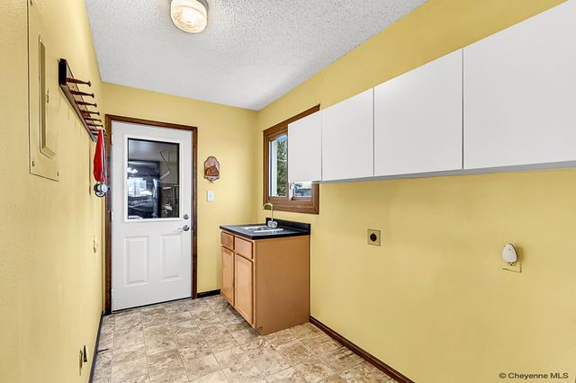 916 CHERRY ST, Cheyenne, WY 82007