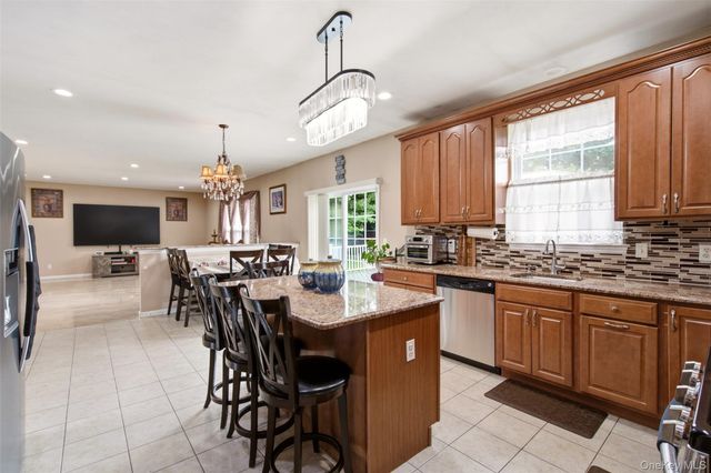 2 Sherwood Drive, Shoreham, NY 11786