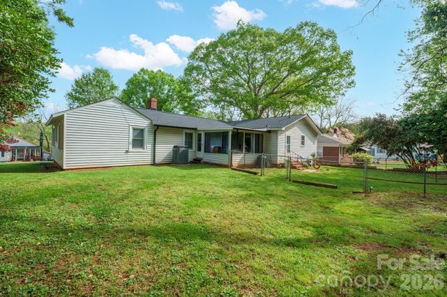 305 W 9th Street, Newton, NC 28658