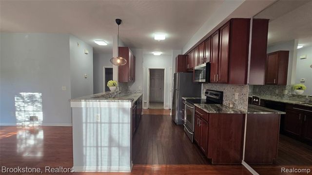 1976 Pinecroft Drive 194, Canton, MI 48188