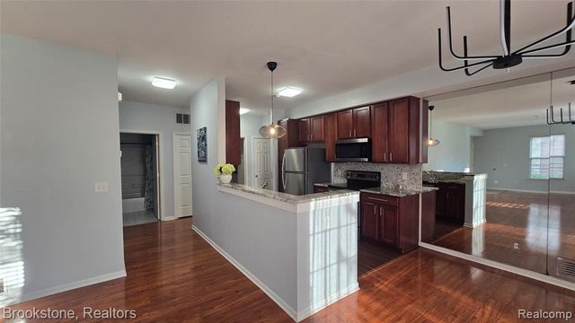 1976 Pinecroft Drive 194, Canton, MI 48188