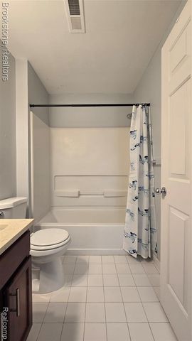 1976 Pinecroft Drive 194, Canton, MI 48188