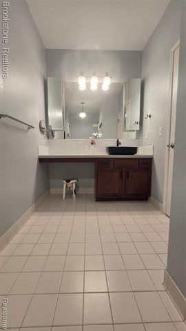 1976 Pinecroft Drive 194, Canton, MI 48188
