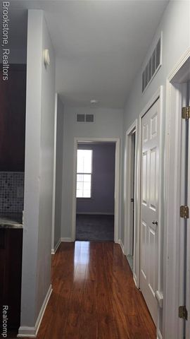 1976 Pinecroft Drive 194, Canton, MI 48188
