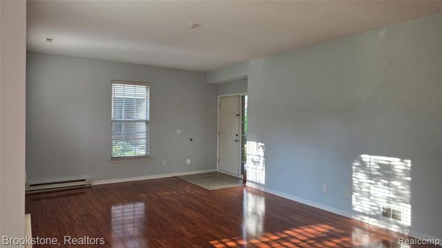 1976 Pinecroft Drive 194, Canton, MI 48188