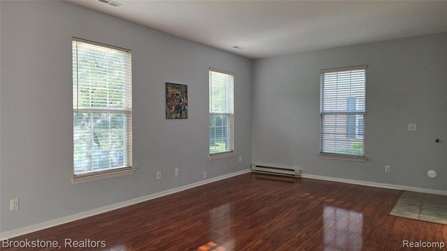 1976 Pinecroft Drive 194, Canton, MI 48188