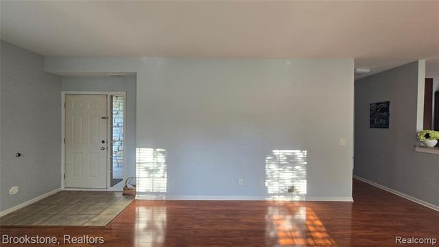 1976 Pinecroft Drive 194, Canton, MI 48188