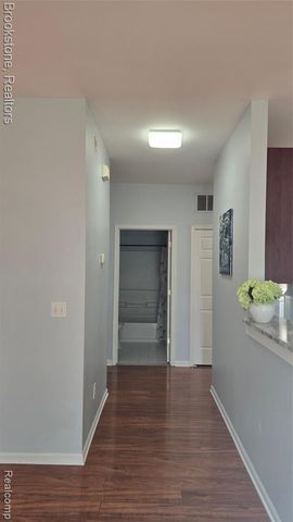 1976 Pinecroft Drive 194, Canton, MI 48188
