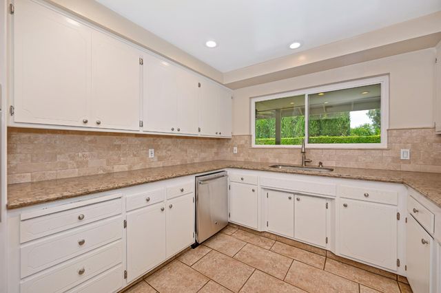 21 Saratoga Cir, Sacramento, CA 95864
