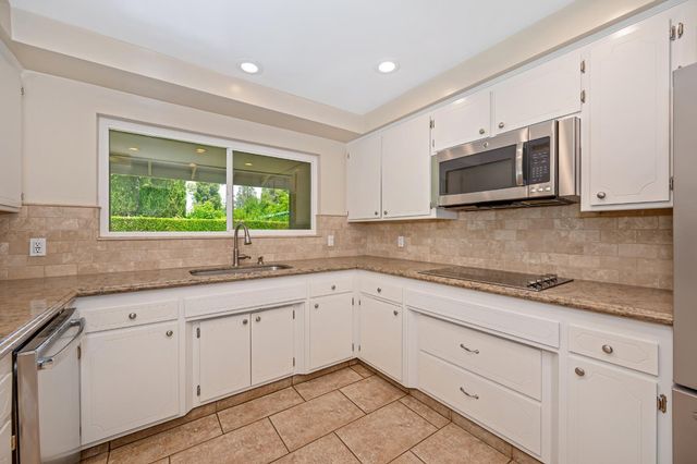 21 Saratoga Cir, Sacramento, CA 95864