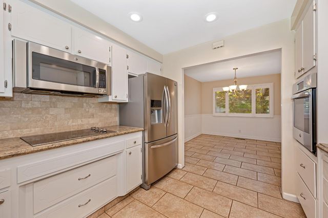 21 Saratoga Cir, Sacramento, CA 95864