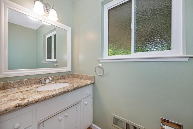 21 Saratoga Cir, Sacramento, CA 95864