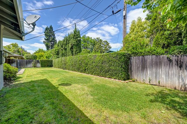 21 Saratoga Cir, Sacramento, CA 95864