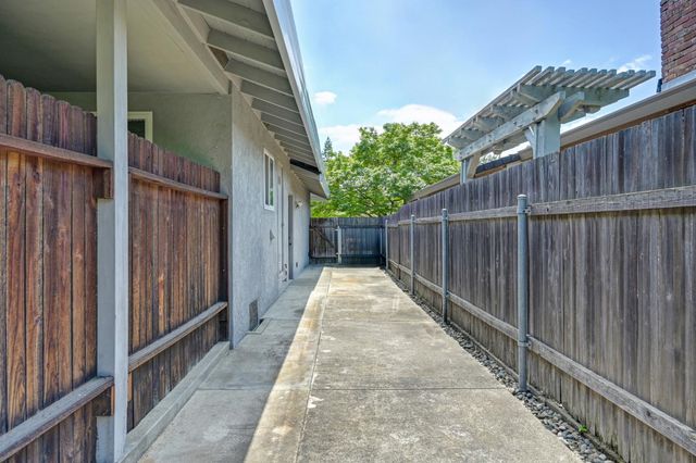 21 Saratoga Cir, Sacramento, CA 95864