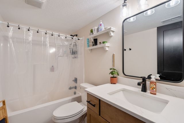 2800 Blooming Heights Drive, Norwalk, IA 50211